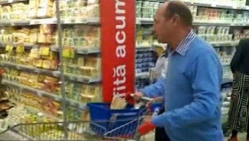 VIDEO! Traian Basescu, singur la cumparaturi intr-un supermarket