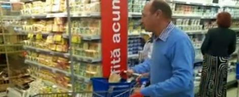 VIDEO! Traian Basescu, singur la cumparaturi intr-un supermarket