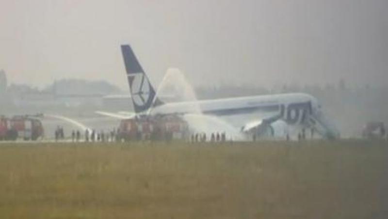 VIDEO! Un Boeing 767 a aterizat de urgenta in Varsovia. Aeronava a avut probleme la trenul de aterizare
