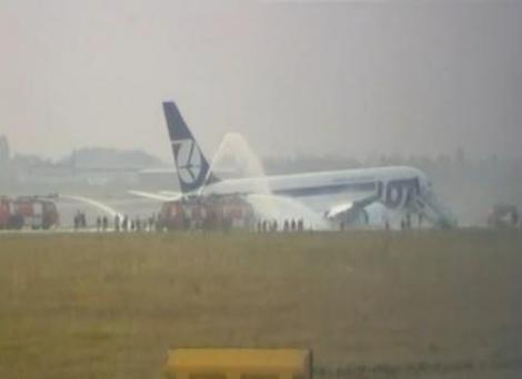 VIDEO! Un Boeing 767 a aterizat de urgenta in Varsovia. Aeronava a avut probleme la trenul de aterizare