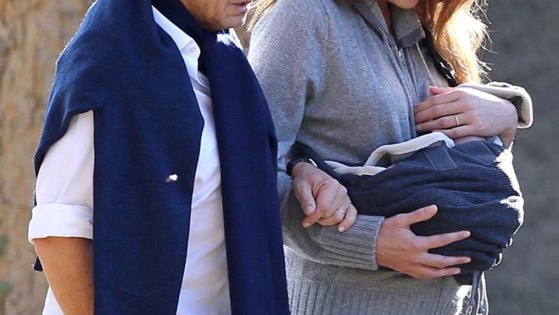 FOTO! Nicolas Sarkozy si Carla Bruni si-au scos fetita in public pentru prima data