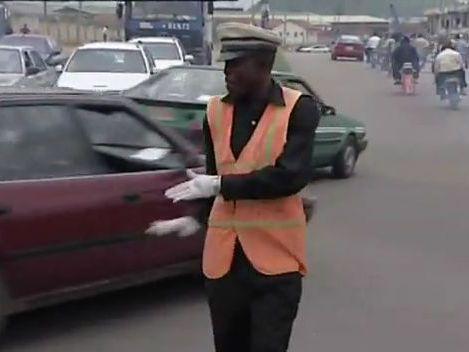 VIDEO! Un politist din Nigeria danseaza pe "Thriller" in timp ce dirijeaza circulatia