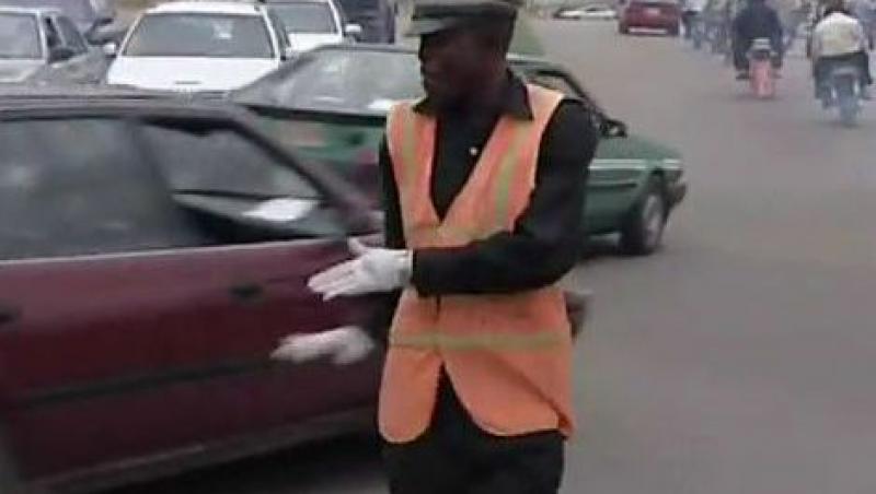 VIDEO! Un politist din Nigeria danseaza pe 