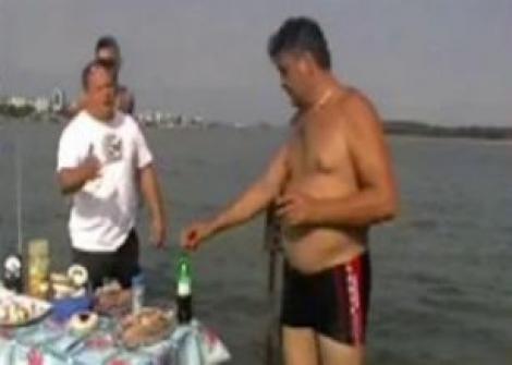 VIDEO! Trei galateni au organizat un picnic in mijlocul Dunarii