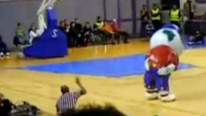 VIDEO! Vezi cel mai tare dans executat de mascota la un meci de baschet!
