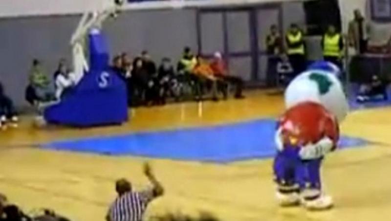 VIDEO! Vezi cel mai tare dans executat de mascota la un meci de baschet!