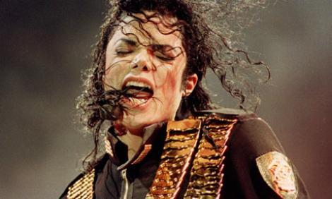FOTO! Patul in care a MURIT Michael Jackson, scos la licitatie! Vezi cat costa!