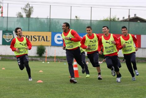 Cinci fotbalisti chilieni, exclusi de la "nationala" pentru ca au venit beti in cantonament