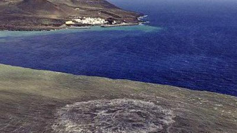 FOTO! Un vulcan subacvatic a dus la nasterea unei noi insule