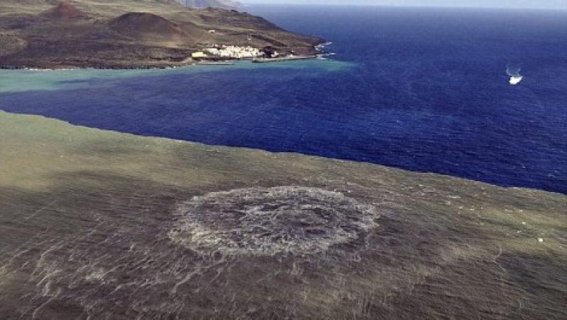 FOTO! Un vulcan subacvatic a dus la nasterea unei noi insule