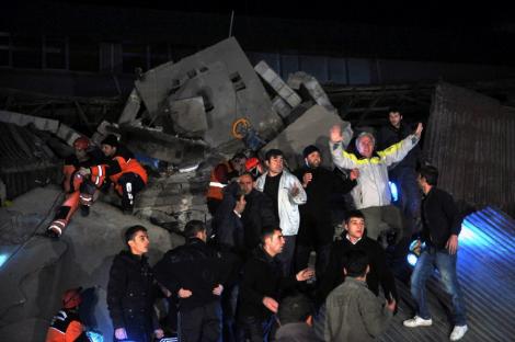 UPDATE! FOTO - Imaginile unui nou dezastru in Turcia. 10 morti si sute de raniti, in urma cutremurului de aseara