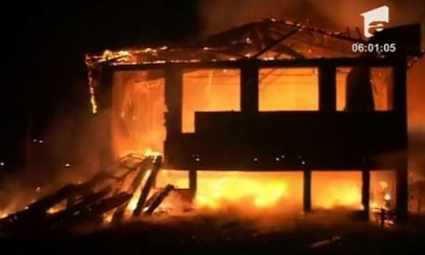 VIDEO! Incendiu devastator la hala unui gater din Borsa
