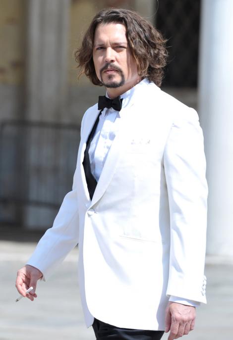 Johnny Depp n-a reusit sa stea departe de alcool in timpul filmarilor la "The Rum Diary"