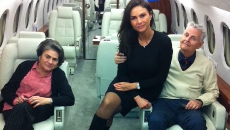 FOTO! Ramona Badescu isi plimba parintii cu avionul privat