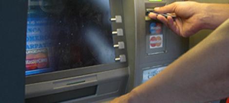 Arad: A ramas fara card si bani pentru ca nu stia sa foloseasca bancomatul