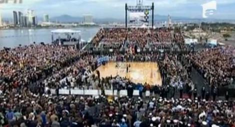 VIDEO! Obama a asistat la meci de baschet pe un portavion