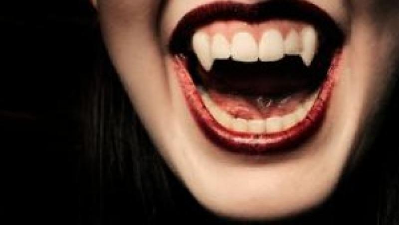 O femeie-vampir este cautata in SUA. Suspecta a muscat de gat doua persoane intr-un magazin
