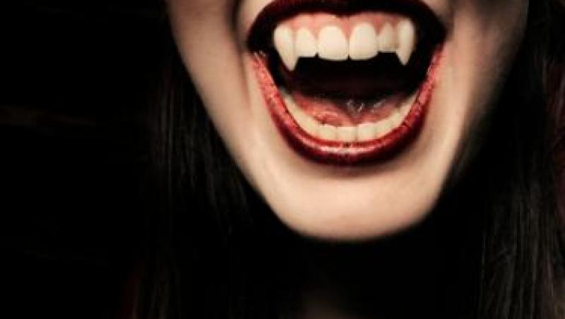 O femeie-vampir este cautata in SUA. Suspecta a muscat de gat doua persoane intr-un magazin