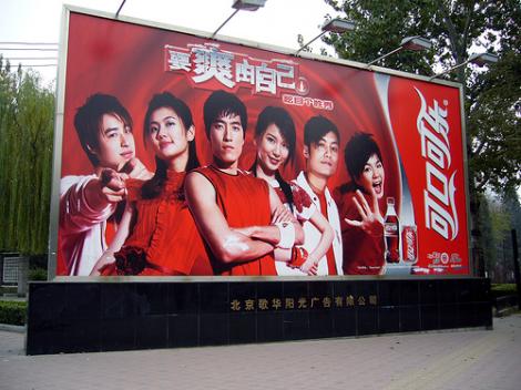 Coca-Cola e Kekoulele in chineza. Vezi cum suna alte branduri!