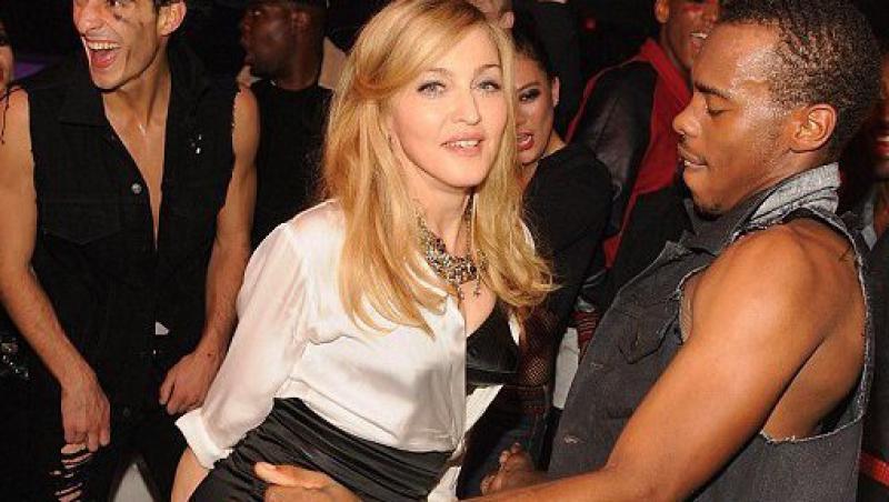 FOTO! Vezi cu cine danseaza Madonna in fata fiicei ei!