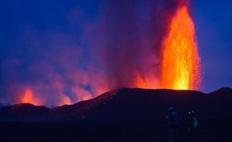 FOTO! Turism dus la extrem: cazare langa un vulcan care erupe