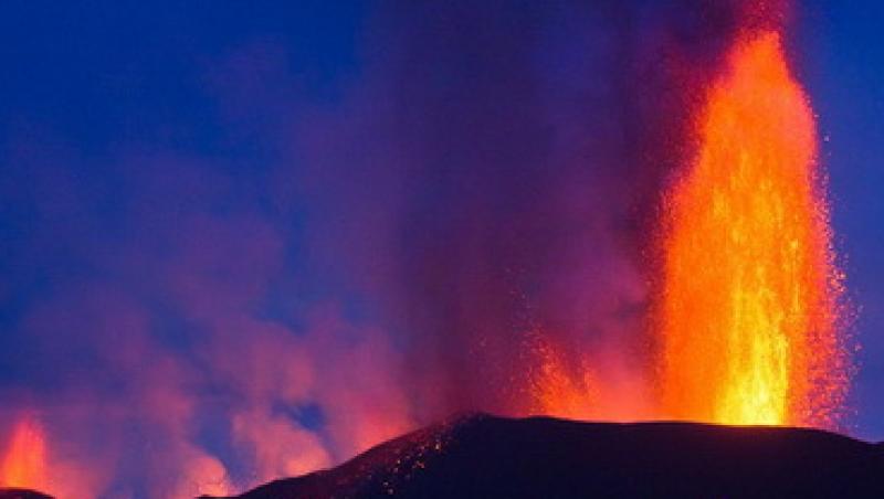 FOTO! Turism dus la extrem: cazare langa un vulcan care erupe