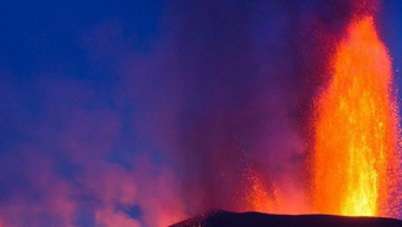 FOTO! Turism dus la extrem: cazare langa un vulcan care erupe