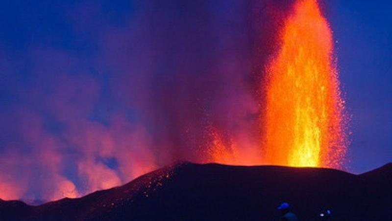 FOTO! Turism dus la extrem: cazare langa un vulcan care erupe