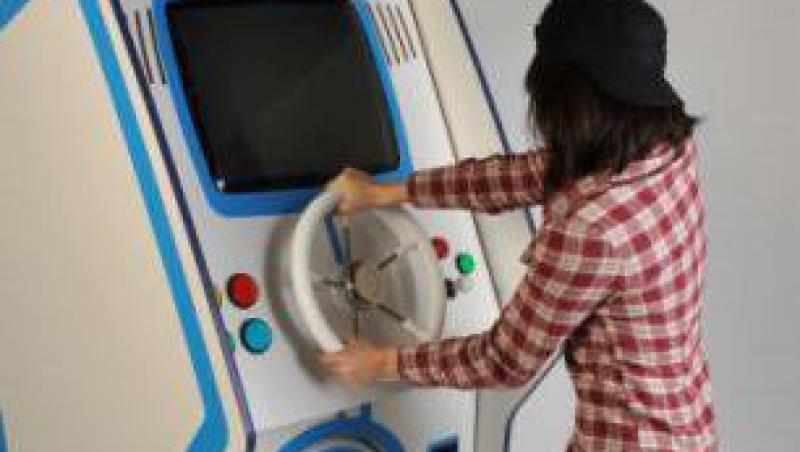 FOTO! Cum sa faci un adolescent sa spele rufe? Ii cumperi masina de spalat cu jocuri video!