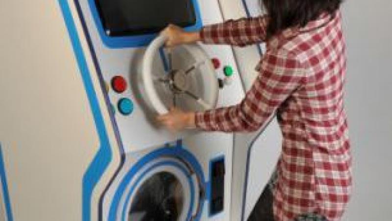 FOTO! Cum sa faci un adolescent sa spele rufe? Ii cumperi masina de spalat cu jocuri video!