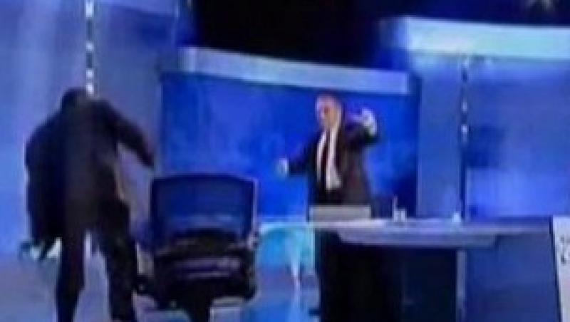 VIDEO! Doi politicieni rivali s-au luat la bataie intr-un studio de televiziune din Liban