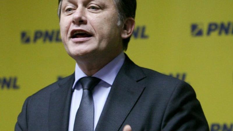 Crin Antonescu: Vad sanse de 50% ca Guvernul sa cada inainte de alegeri