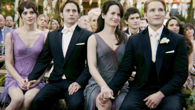 Kristen Stewart si Robert Pattinson sunt mirii anului in Saga Amurg: Zori de zi – Partea 1