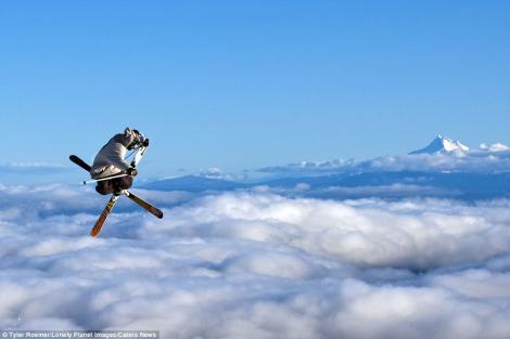 FOTO EXTREM! Un fotograf a imortalizat schiori "zburand" deasupra norilor