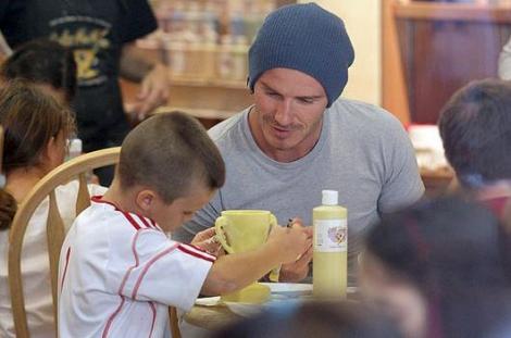 FOTO! Copiii lui David Beckham au decorat trofeul tatalui lor