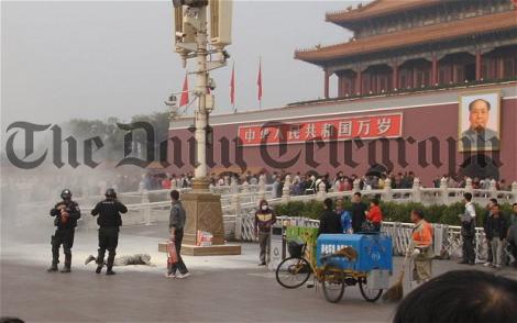 SOCANT! Cenzura la Beijing: Un chinez si-a dat foc in Piata Tiananmen