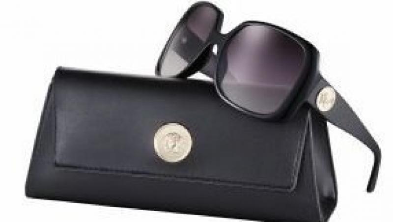 Ochelarii de soare Versace, intr-un ambalaj