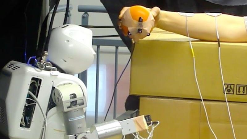 VIDEO! Robotul care controleaza mana omului