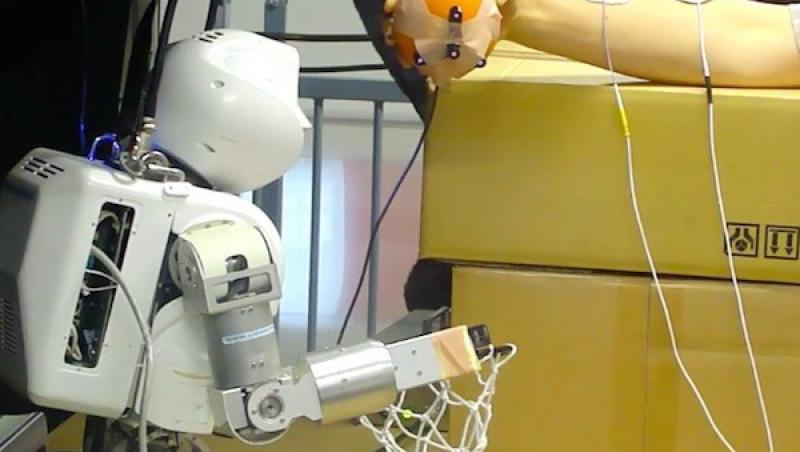 VIDEO! Robotul care controleaza mana omului