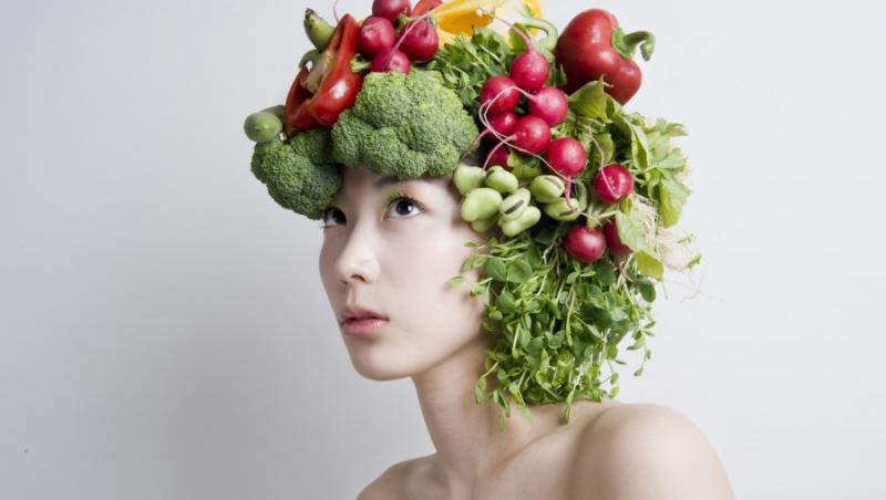 GALERIE FOTO! Un artist japonez a realizat coafuri din fructe, legume si flori!