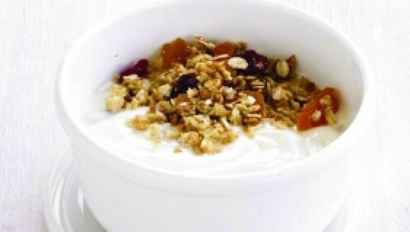 Mic dejun: Granola cu caise si iaurt