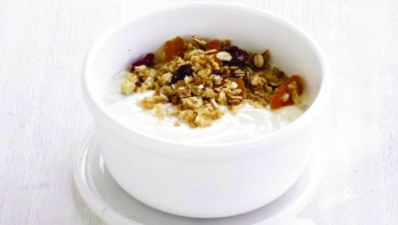 Mic dejun: Granola cu caise si iaurt