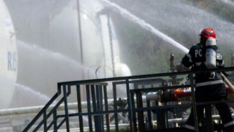 UPDATE! Buzau: Incendiul care a cuprins o cisterna plina cu o tona GPL a fost stins