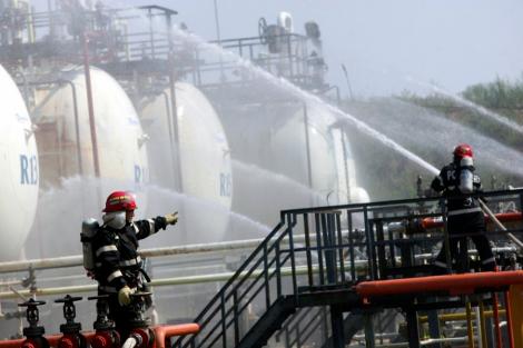 UPDATE! Buzau: Incendiul care a cuprins o cisterna plina cu o tona GPL a fost stins