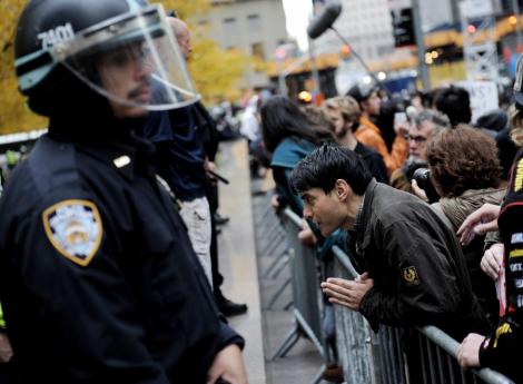 VIDEO! Miscarea Occupy Wall Street: Protestatarii, "linistiti" cu piper