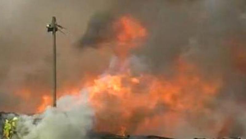 VIDEO! Un incendiu violent a mistuit o cladire de langa Serviciul de Telecomunicatii Speciale