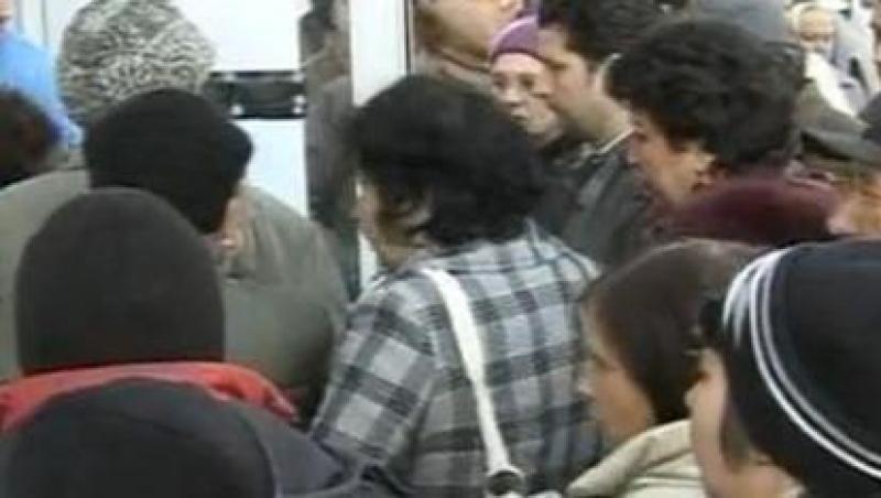 VIDEO! Constanta: Zeci de oameni s-au imbulzit sa-si depuna cererile pentru ajutoarele de incalzire