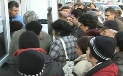 VIDEO! Constanta: Zeci de oameni s-au imbulzit sa-si depuna cererile pentru ajutoarele de incalzire