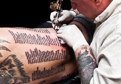 FOTO! Un soldat britanic si-a tatuat 383 de nume ale camarazilor ucisi in Afganistan