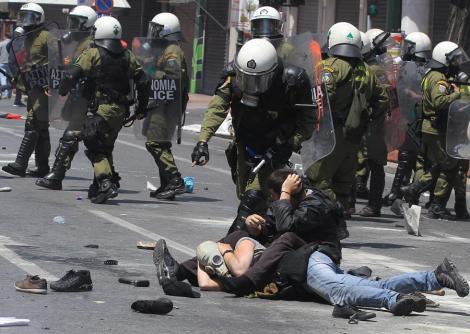 Studenti furiosi pe strazile Atenei: "Dictatura militara nu s-a terminat in 1973, revolta impotriva UE-FMI!"